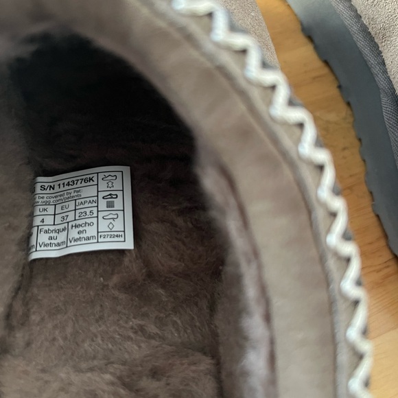 UGG Tazz New in box big kids slippers girls size 5 ( women’s 7) Hickory - Picture 2 of 3